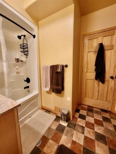 80 Copper Cove, Inglis, MB - Indoor Photo Showing Bathroom