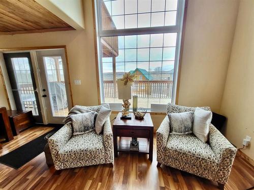 80 Copper Cove, Inglis, MB - Indoor Photo Showing Living Room
