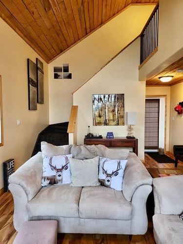 80 Copper Cove, Inglis, MB - Indoor Photo Showing Living Room