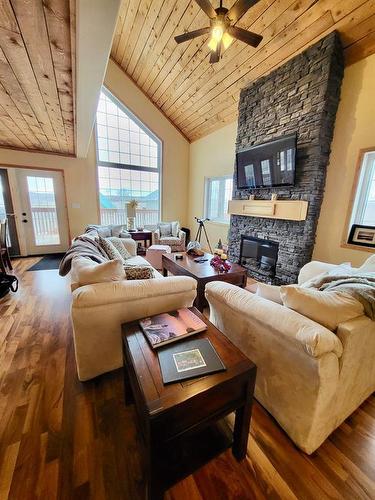 80 Copper Cove, Inglis, MB - Indoor Photo Showing Living Room With Fireplace