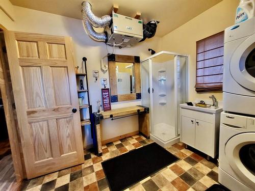 80 Copper Cove, Inglis, MB - Indoor Photo Showing Laundry Room