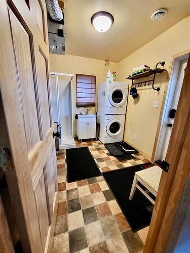 80 Copper Cove, Inglis, MB - Indoor Photo Showing Laundry Room