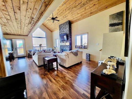 80 Copper Cove, Inglis, MB - Indoor Photo Showing Living Room