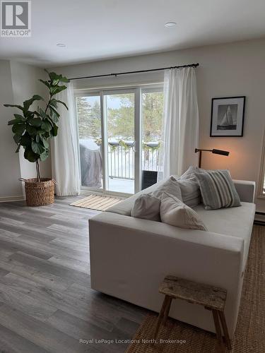 378 Mariners Way, Collingwood, ON - Indoor Photo Showing Living Room