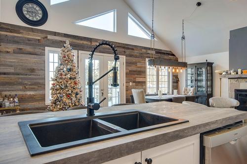 Cuisine - 138 Ch. Duhamel, Sutton, QC - Indoor Photo Showing Kitchen With Double Sink