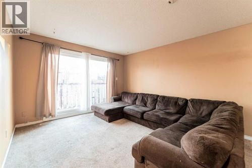 350 33 Avenue Ne, Calgary, AB - Indoor Photo Showing Living Room