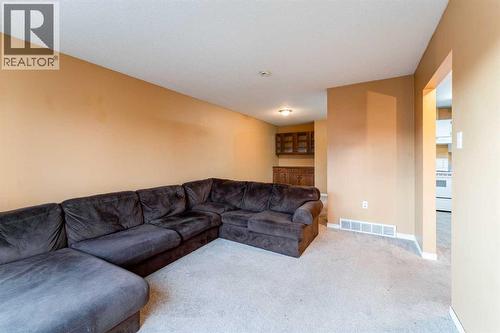 350 33 Avenue Ne, Calgary, AB - Indoor Photo Showing Living Room