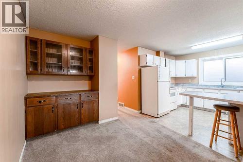 350 33 Avenue Ne, Calgary, AB - Indoor Photo Showing Kitchen