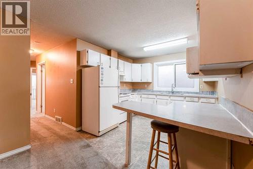 350 33 Avenue Ne, Calgary, AB - Indoor Photo Showing Kitchen