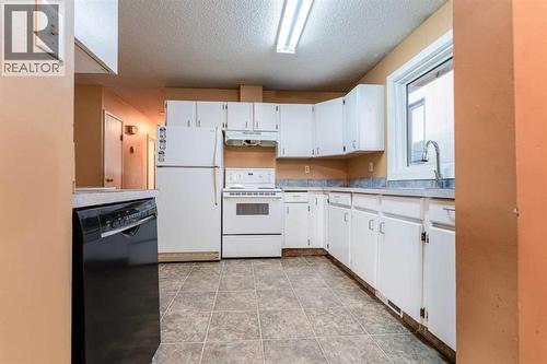 350 33 Avenue Ne, Calgary, AB - Indoor Photo Showing Kitchen