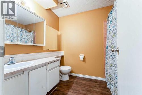 350 33 Avenue Ne, Calgary, AB - Indoor Photo Showing Bathroom
