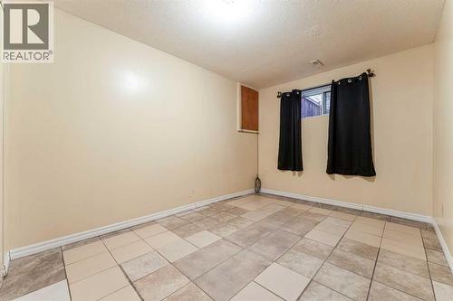 350 33 Avenue Ne, Calgary, AB - Indoor Photo Showing Other Room