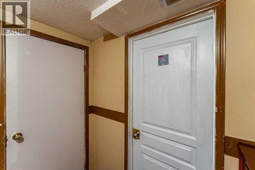 350 33 Avenue Ne, Calgary, AB - Indoor Photo Showing Other Room