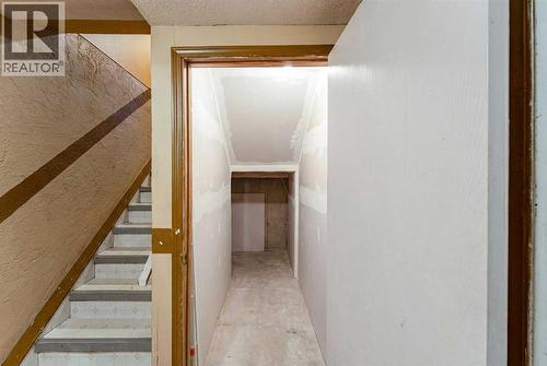 350 33 Avenue Ne, Calgary, AB - Indoor Photo Showing Other Room