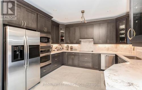 4653 Colombo Crescent, Mississauga, ON - Indoor Photo Showing Kitchen With Upgraded Kitchen