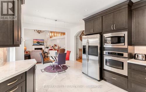 4653 Colombo Crescent, Mississauga, ON - Indoor Photo Showing Kitchen