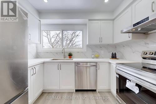 3348 Burdock Place, Mississauga, ON - Indoor Photo Showing Kitchen