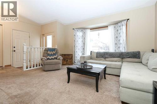 31 Armitage Close, Red Deer, AB - Indoor Photo Showing Living Room