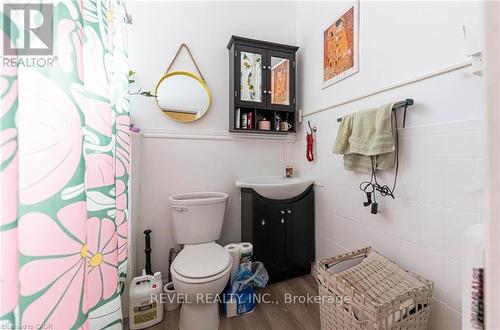 25 West Avenue S, Hamilton, ON - Indoor Photo Showing Bathroom