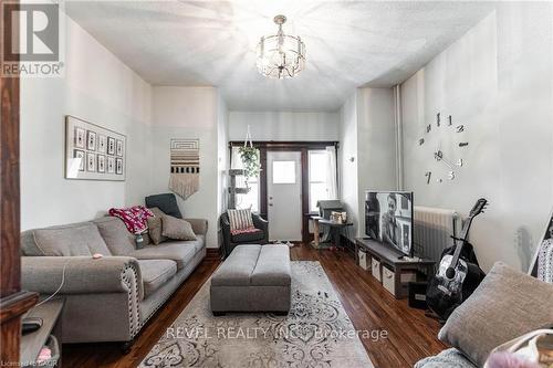 25 West Avenue S, Hamilton, ON - Indoor Photo Showing Living Room