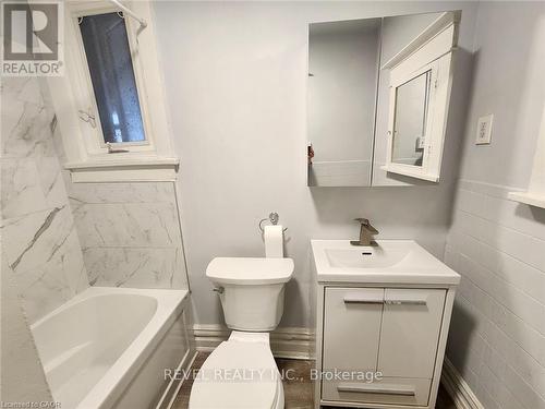 25 West Avenue S, Hamilton, ON - Indoor Photo Showing Bathroom