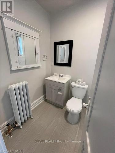 25 West Avenue S, Hamilton, ON - Indoor Photo Showing Bathroom