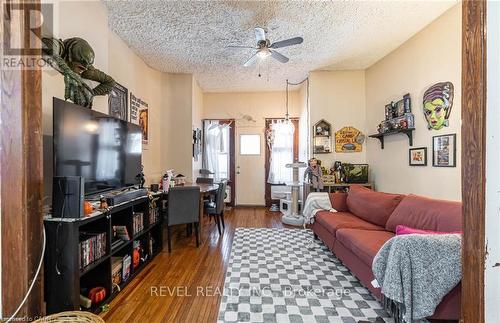 25 West Avenue S, Hamilton, ON - Indoor Photo Showing Living Room