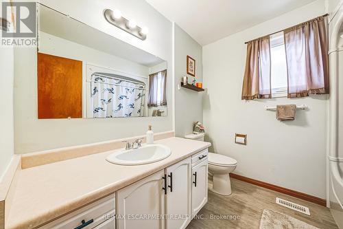 43 Everest Street, Hamilton, ON - Indoor Photo Showing Bathroom