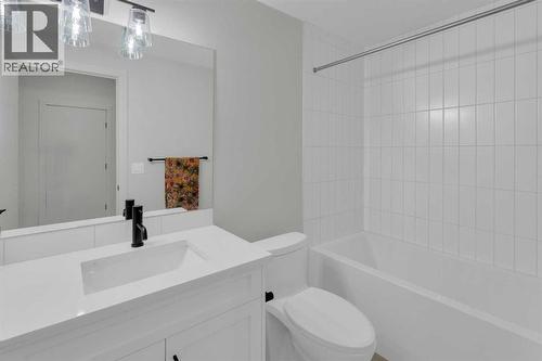 7712 36 Avenue Nw, Calgary, AB - Indoor Photo Showing Bathroom