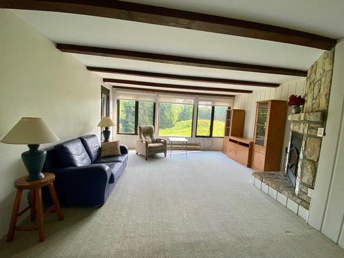 Salon - 10-280 Rue De Grenoble, Sainte-Adèle, QC - 