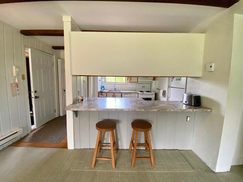 Coin-repas - 10-280 Rue De Grenoble, Sainte-Adèle, QC - Indoor Photo Showing Kitchen