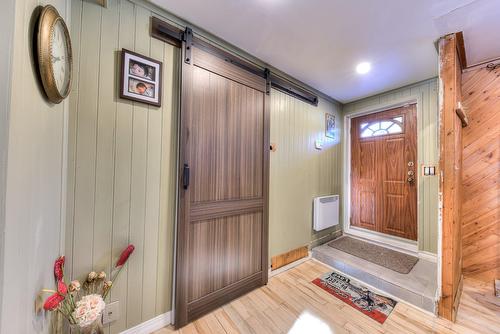Hall d'entrée/Vestibule - 10 Ch. Cascade, Gore, QC - Indoor Photo Showing Other Room
