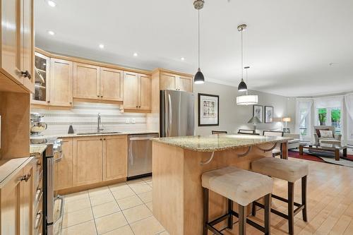 Cuisine - 2-38 Av. Ste-Hélène, Saint-Lambert, QC - Indoor Photo Showing Kitchen With Upgraded Kitchen