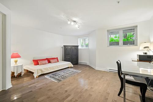 Salle familiale - 2-38 Av. Ste-Hélène, Saint-Lambert, QC - Indoor