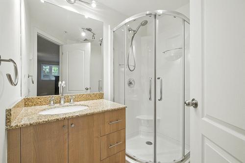 Salle de bains - 2-38 Av. Ste-Hélène, Saint-Lambert, QC - Indoor Photo Showing Bathroom