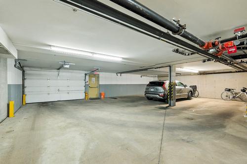 Garage - 2-38 Av. Ste-Hélène, Saint-Lambert, QC - Indoor Photo Showing Garage