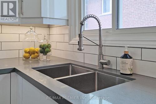 3646 Molly Avenue, Mississauga, ON - Indoor Photo Showing Kitchen With Double Sink