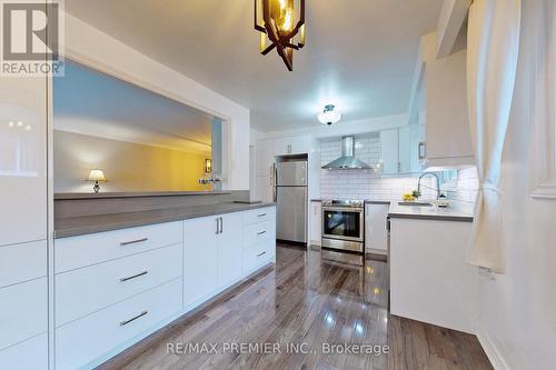 3646 Molly Avenue, Mississauga, ON - Indoor Photo Showing Kitchen With Upgraded Kitchen