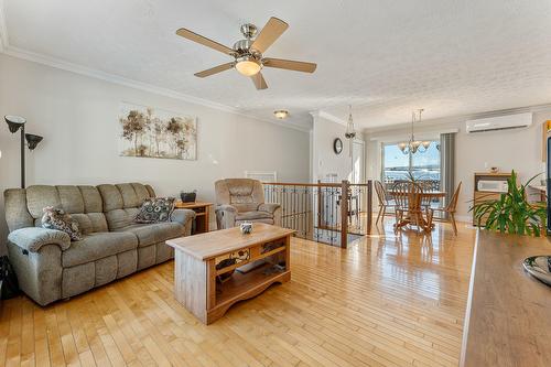Salon - 551 Rue Merrill, Coaticook, QC - Indoor Photo Showing Living Room