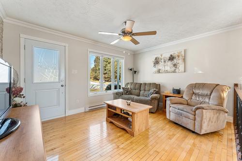 Salon - 551 Rue Merrill, Coaticook, QC - Indoor Photo Showing Living Room