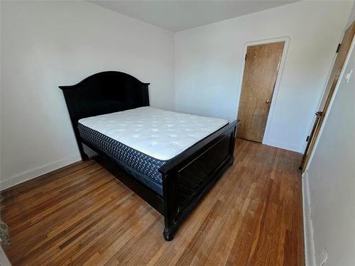 1066 Downing St, Winnipeg, MB 