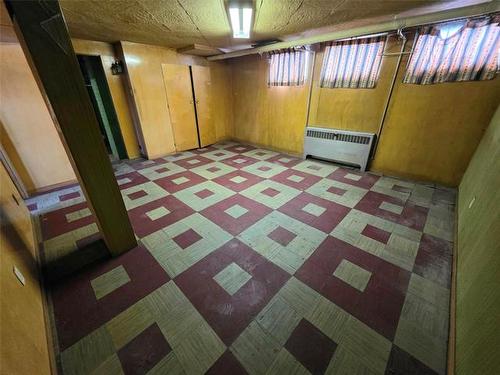 1066 Downing St, Winnipeg, MB 