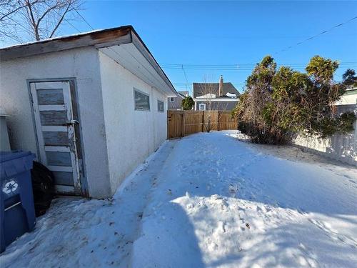 1066 Downing St, Winnipeg, MB 