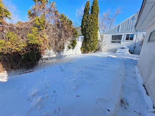 1066 Downing St, Winnipeg, MB 