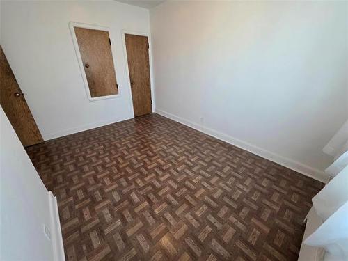 1066 Downing St, Winnipeg, MB 