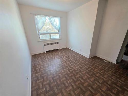 1066 Downing St, Winnipeg, MB 