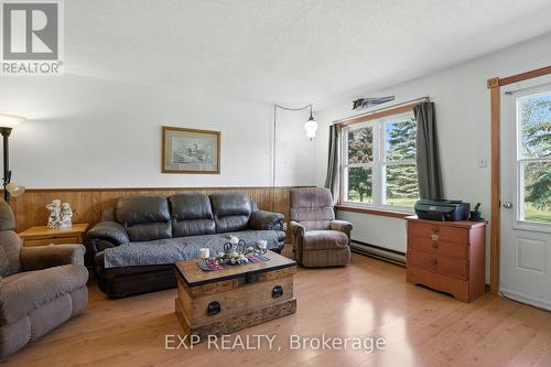 7800 34 Highway, Champlain, ON - Indoor Photo Showing Living Room