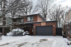 48 CUMBERLAND DRIVE  Mississauga, ON L5A 2M6