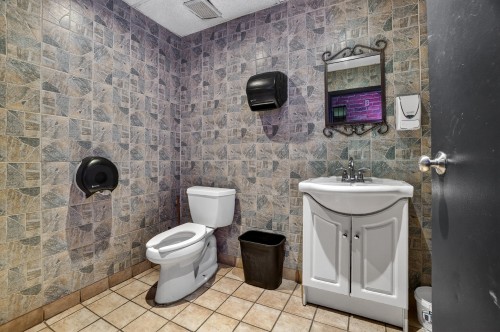 Powder room - 4201 Rue De Verdun, Montréal (Verdun/Île-Des-Soeurs), QC - Indoor Photo Showing Bathroom