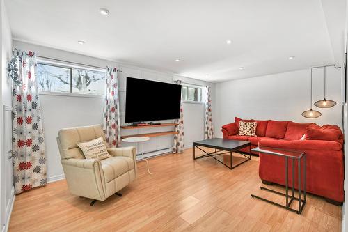 Salle familiale - 92 Rue Latour, Saint-Constant, QC - Indoor Photo Showing Living Room